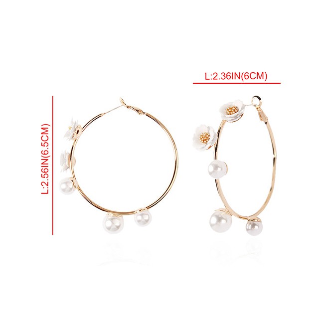 LRC Anting Hops Fashion White Flower Shape Decorated Round Earrings