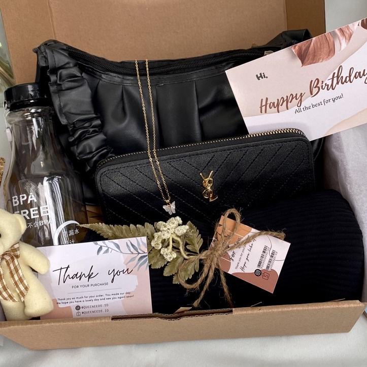 

Terbaru.. 10.10 Sale | Hampers Giftbox Alea Black Series | Giftbox | Kado ultah cewek | Kado Wisuda | Kado Wedding