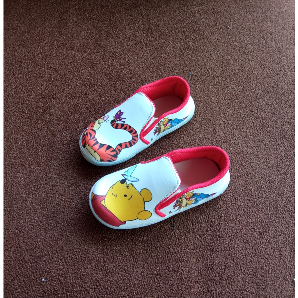 Keyla - Sepatu Slip On Motif Winnie The Pooh Terbaru Dan Trendi - Putih