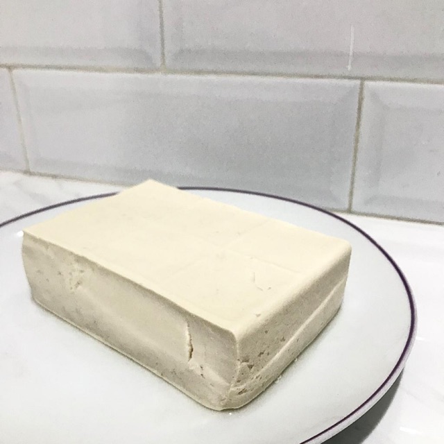 

Tahu sutra atau tahu air fresh tanpa pengawet apapun. Dapat di masak untuk soup atau mun tahu.