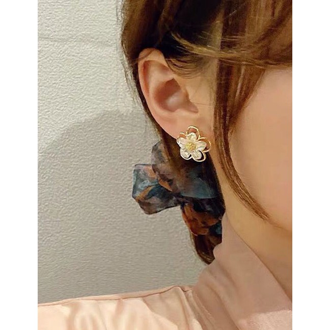 LRC Anting Tusuk Fashion Golden Pearl Flower Alloy Hollow Earrings A61815