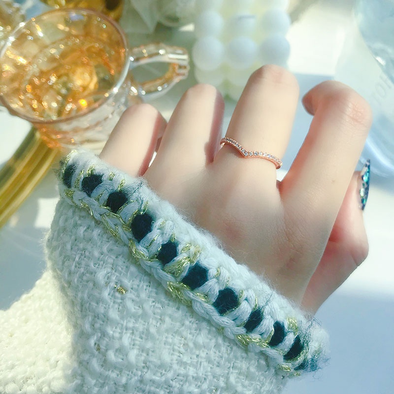 Ladies Cincin Dekorasi Berlian Berbentuk V Berlapis Emas Dapat Disesuaikan