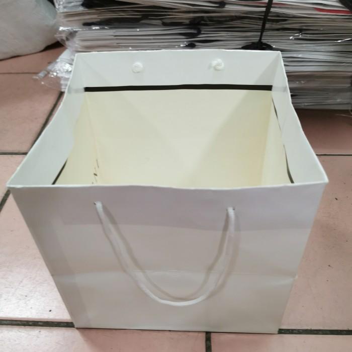 

Goodiebag Paperbag Putih Polos Ukuran 22X22 Untuk Box Ukuran 22X22