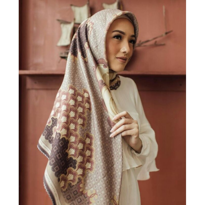 Pinisi Scarf Wearing Klamby