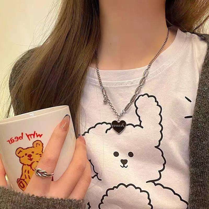 Kalung Rantai Klavikula Liontin Tulisan Love Bahan Titanium Steel Warna Hitam Gaya Hip Hop Korea Untuk Wanita