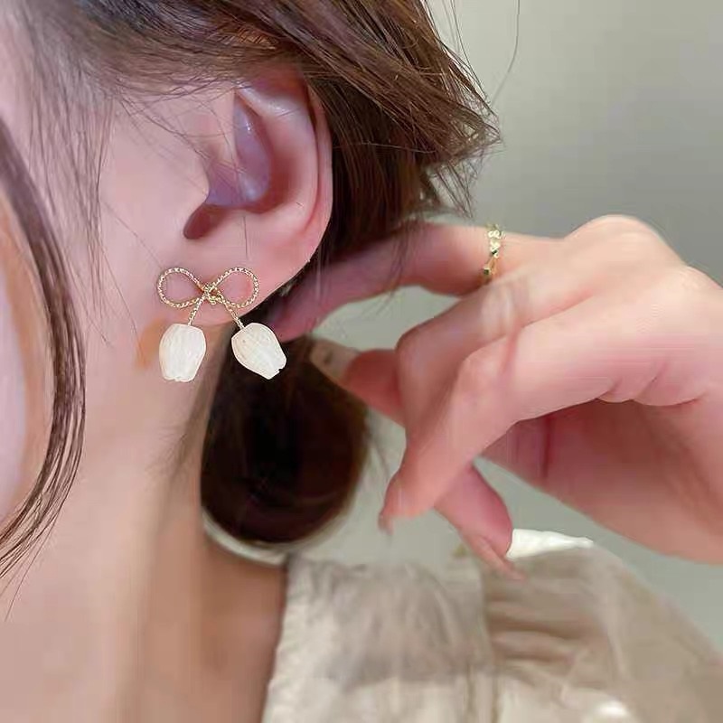 Anting Stud Desain Bunga Tulip Pita Warna Putih Emas Gaya Elegan Untuk Wanita