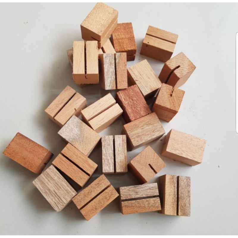 

Card holder kayu 3cm x 2cm x 2 cm stand dudukan foto / photo / kartu
