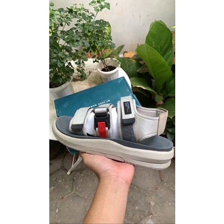 hijack sandals second