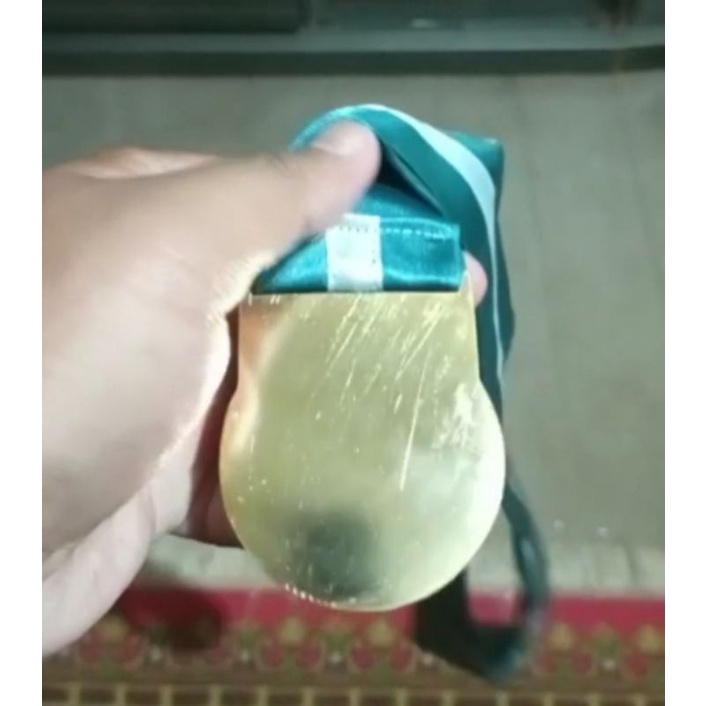 

Medali logam kuningan tali Satin