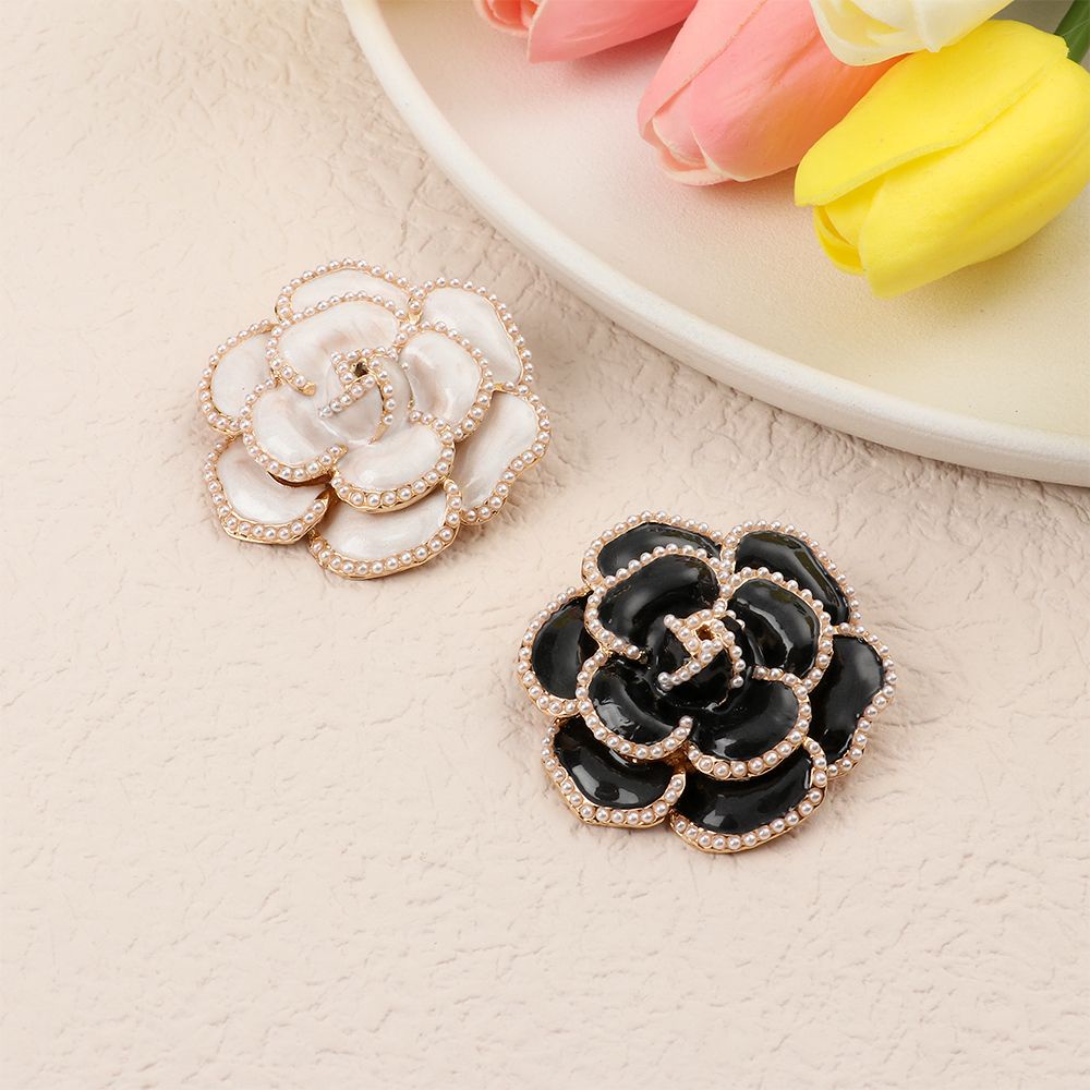 Bros Pin Bentuk Bunga Mawar Camellia Aksen Mutiara Bahan Alloy Untuk Wanita