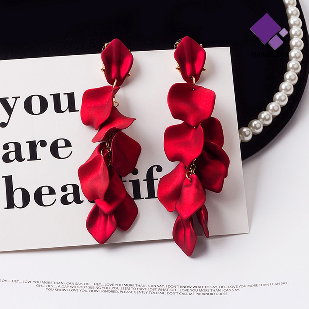 Anting Stud Panjang Bentuk Kelopak Bunga Mawar Bahan Resin Gaya Vintage Untuk Wanita