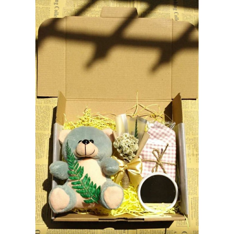 

Hampers Box | Gift Box | Hadiah Kado Natal Anniversary Ulang Tahun Wisuda