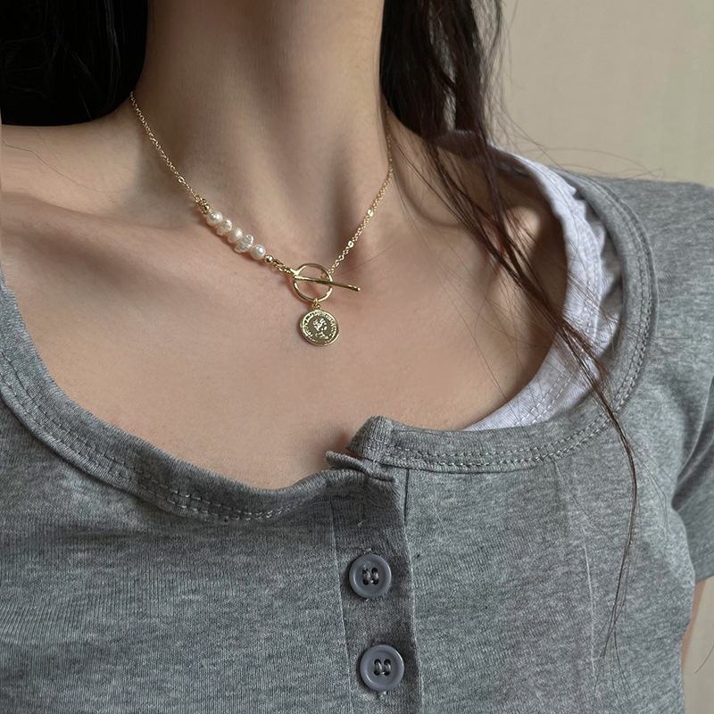 Fashion OT Buckle Coin Pendant Simple Pearl Chain Female Design Sense Clavicle Necklace for Women