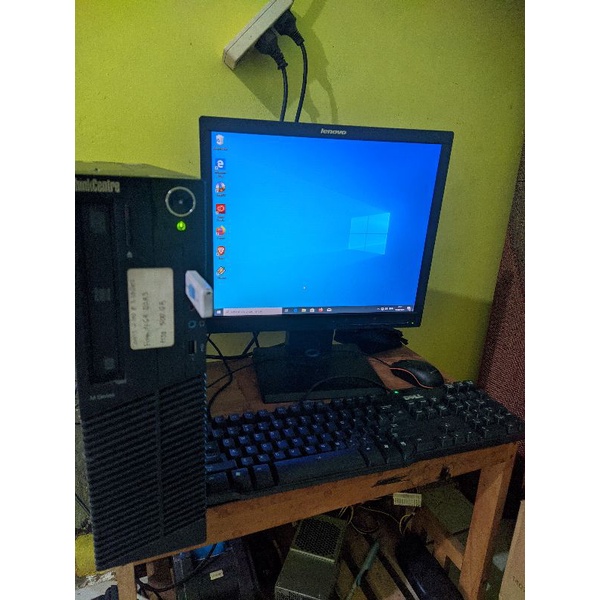 satu set komputer PC lenovo 4/500