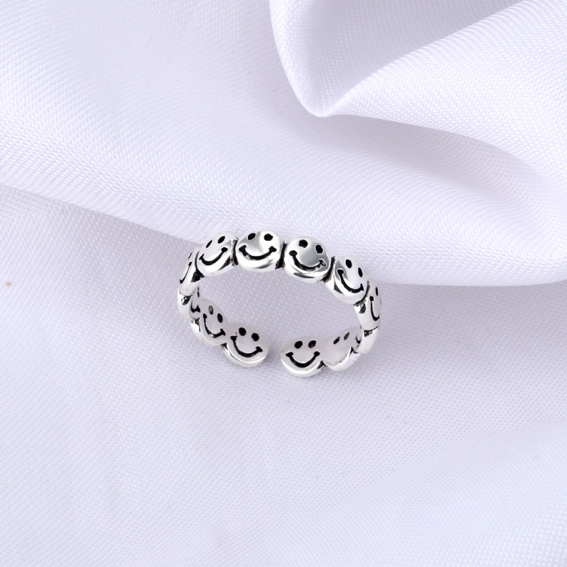 Cincin Model Terbuka Adjustable Desain Smiling Face Warna Silver Gaya Punk Hip-Hop Vintage Untuk Wanita