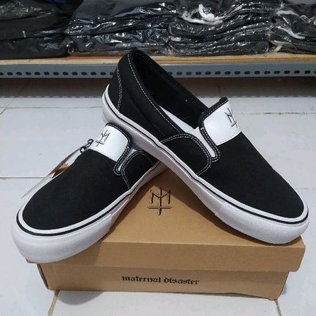 Maternal crust 2 bw- maternal disaster- sneakers- sepatu maternal- slip on