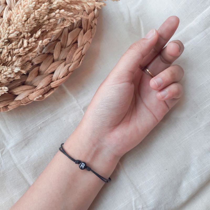 Ikiyo - Gelang Tali Inisial | Gelang Tali Huruf Bulat Hitam |Gelang Huruf Couple | Gelang Tali Korea