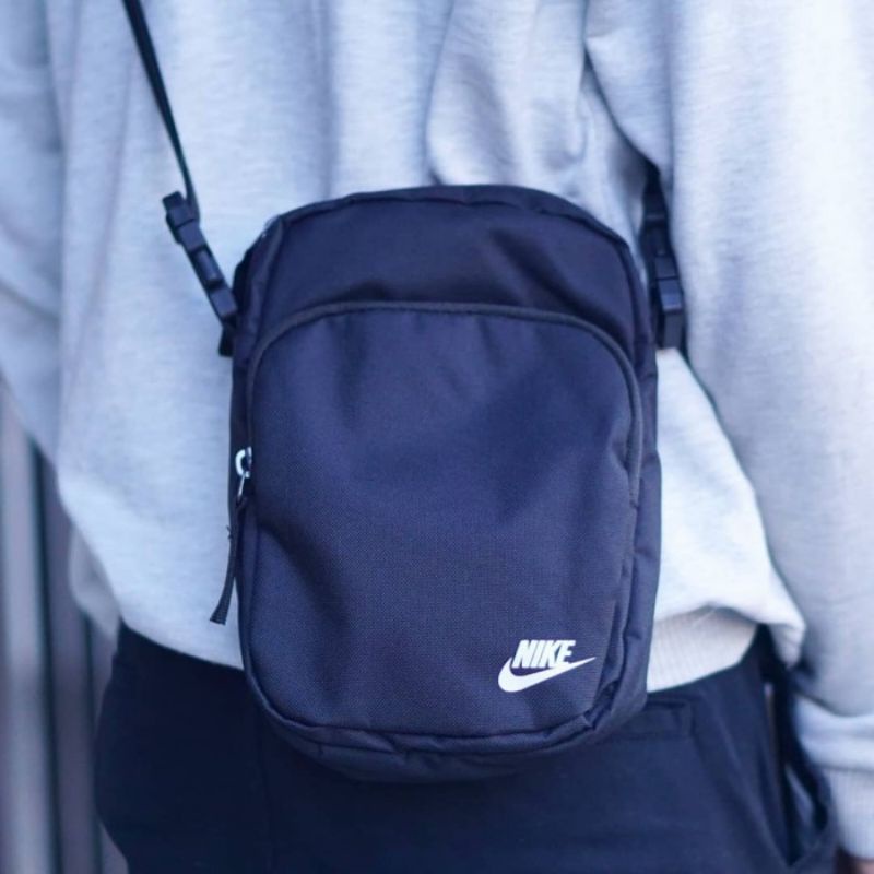 ORIGINAL Nike Sport Sling Waist Bag Tas Olahraga Pria Black White

