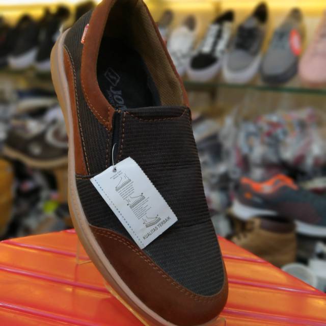 Sepatu joma