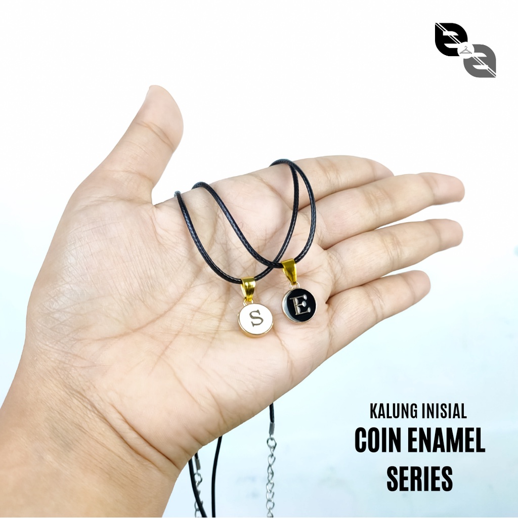 Kalung Inisial Nama Huruf Coin Enamel Hitam Putih Tali Korea 1.5 mm Untuk Hadiah Pasangan Persahabatan Couple Bestie Pria Wanita Dewasa Anak Bisa COD