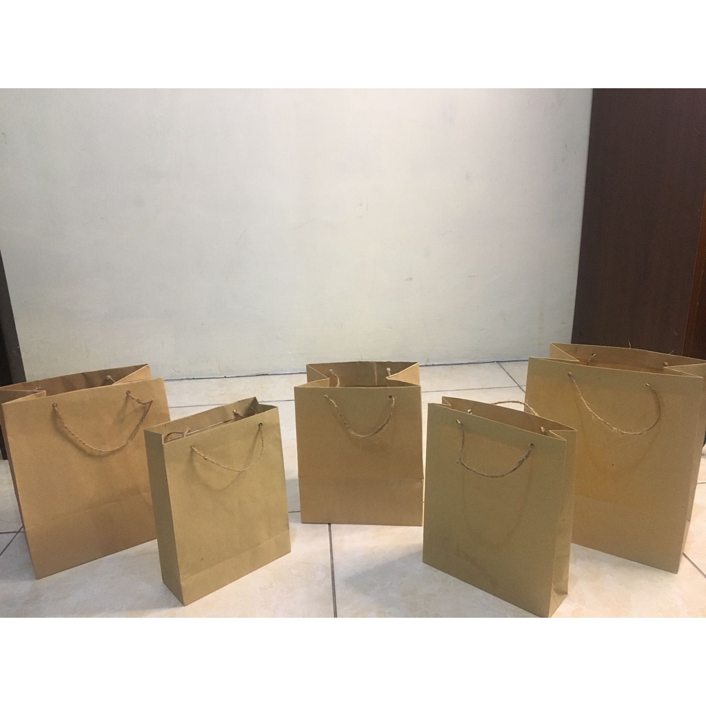 

Paperbag coklat polos murah / paperbag souvenir / paperbag aksesoris / paperbag murah / paperbag makanan roti kue / paperbag malang