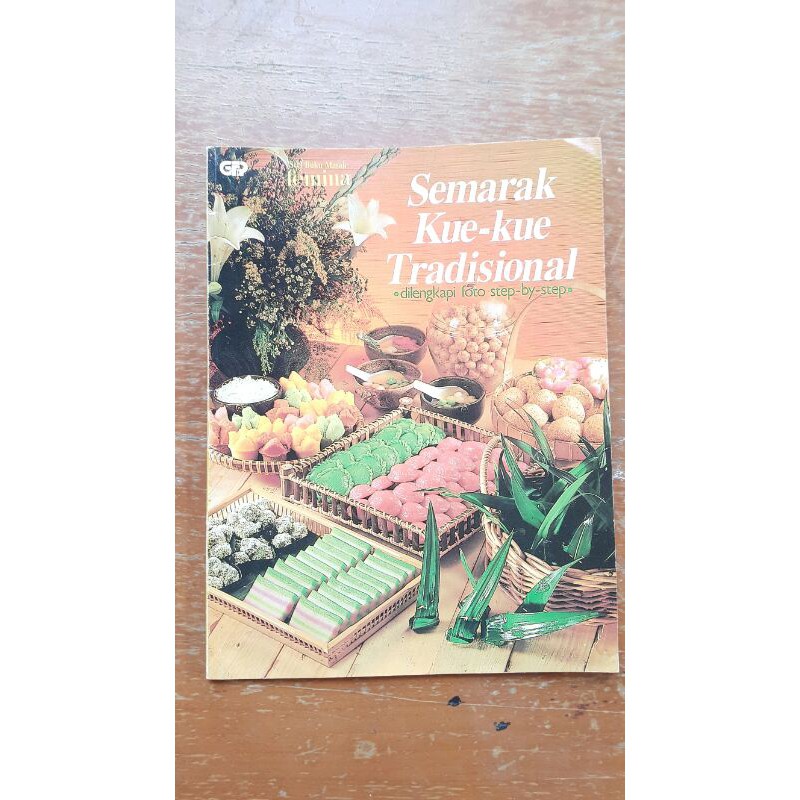 SEMARAK KUE-KUE TRADISIONAL. SERI BUKU MASAK FEMINA. GAYA FAVORIT PRESS. USED.