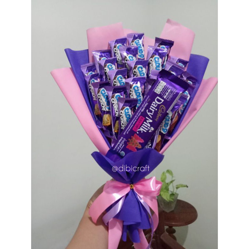 

HAND BOUQUET COULD 9 + DAIRY MILK