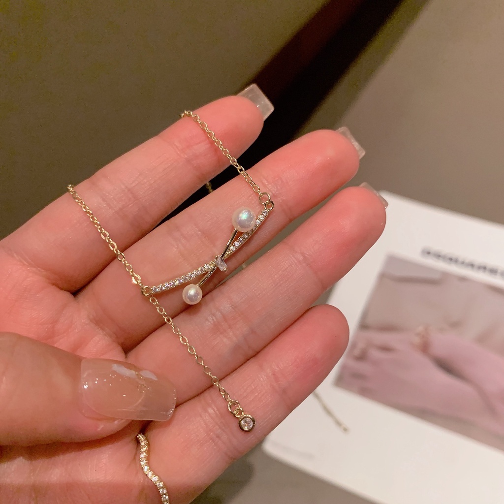 Kalung Rantai Klavikula Hias Liontin Kristal Mutiara Berlian Rumbai Bahan Baja Titanium Warna Emas Untuk Wanita
