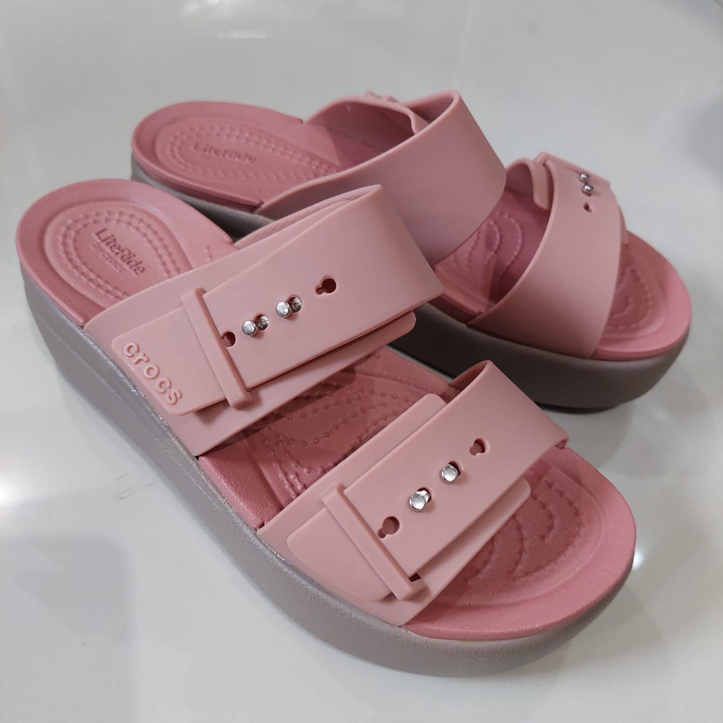 Crocs / Crocs Brooklyn Buckle Wedge / Sandal Wedges / Sandal Crocs / Crocs Wanita / Crocs Wedges / Selop Wanita / Wedges Wanita / Sandal Hak / Wedges Wanita / Crocs Perempuan / Selop Wanita / Crocs Selop / Crocs Brooklyn