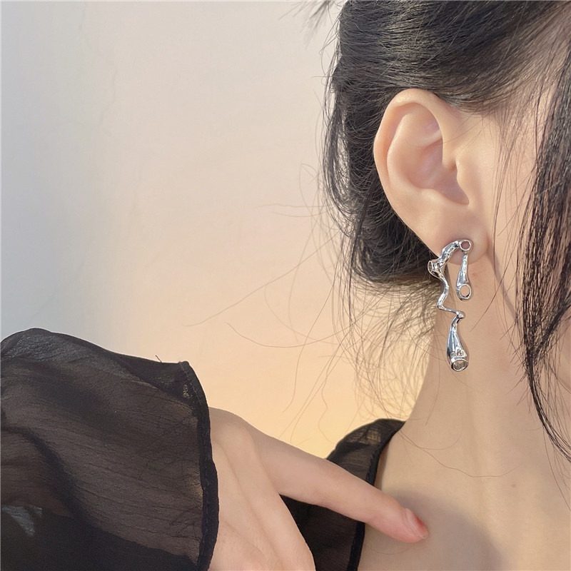 Anting Tusuk Asimetris Trendy Untuk Wanita