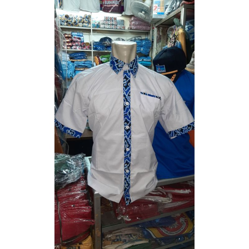 kemeja putih batik biru