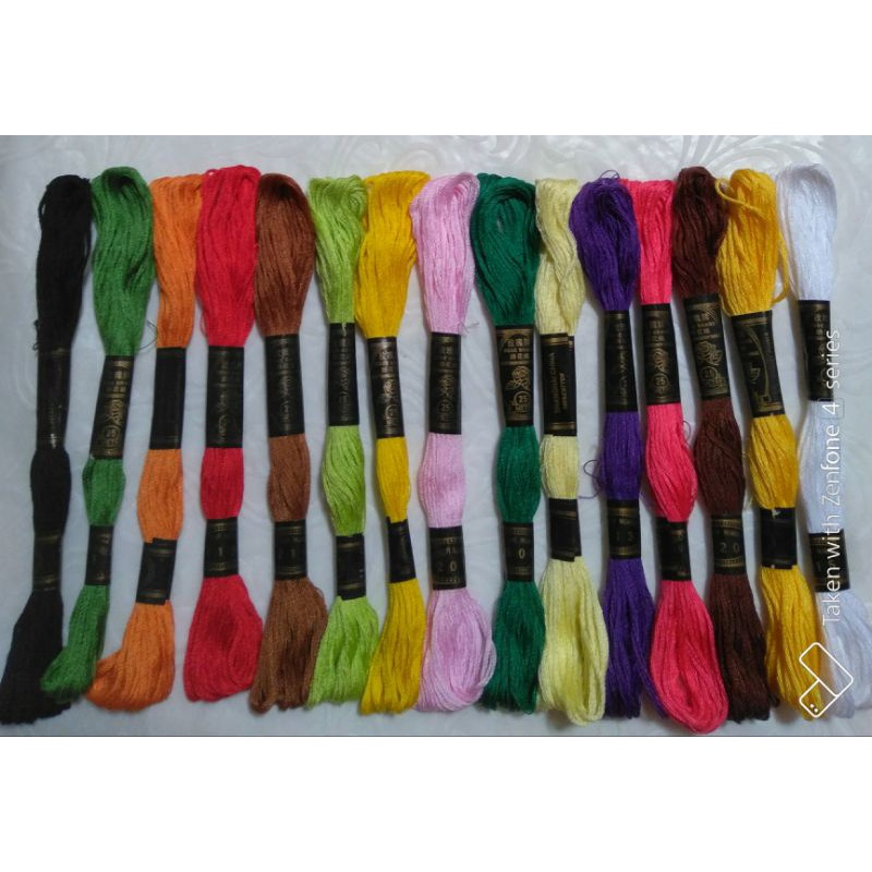 Benang Sulam Benang Kristik ( 1 gulung )