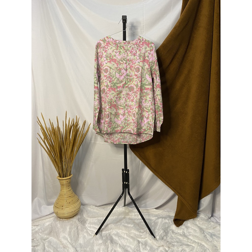 Atasan muslim Blouse panjang muslim motif bunga warna pink merek Azhania