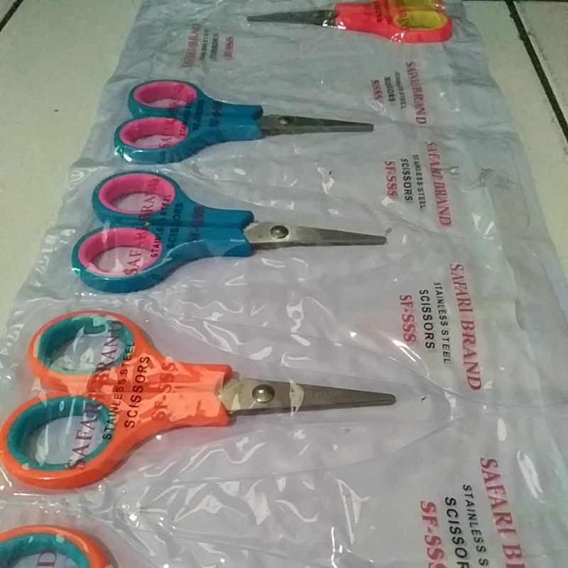 

GUNTING/ SCISSORS KERTAS MEDIUM / SEDANG MERK SAFARI BRAND