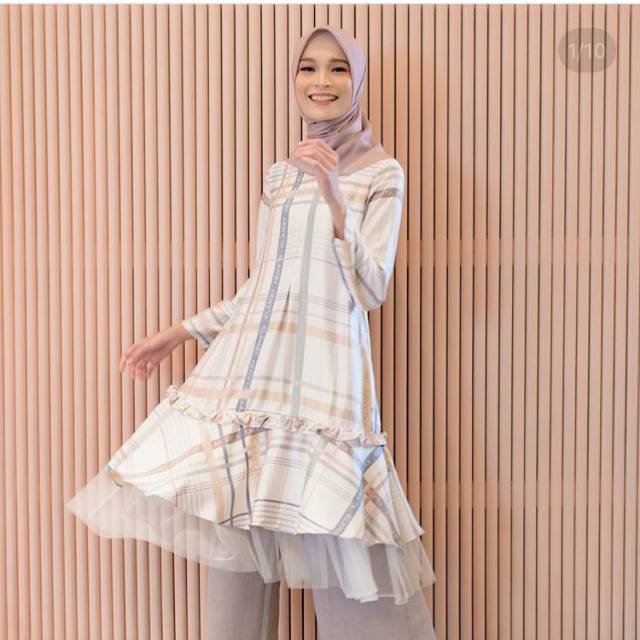Akasha Tunik wearing klamby