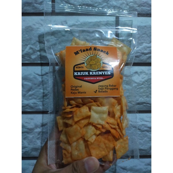 

keripik singkong dan pangsit goreng