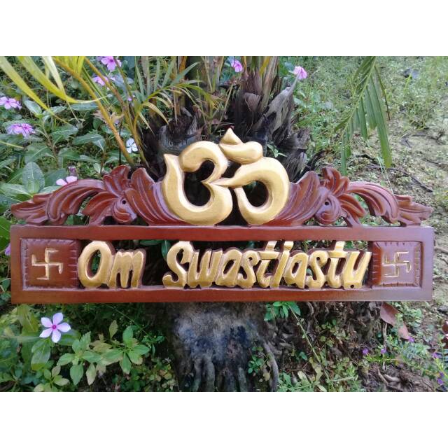 OM SWASTIASTU tempel dinding