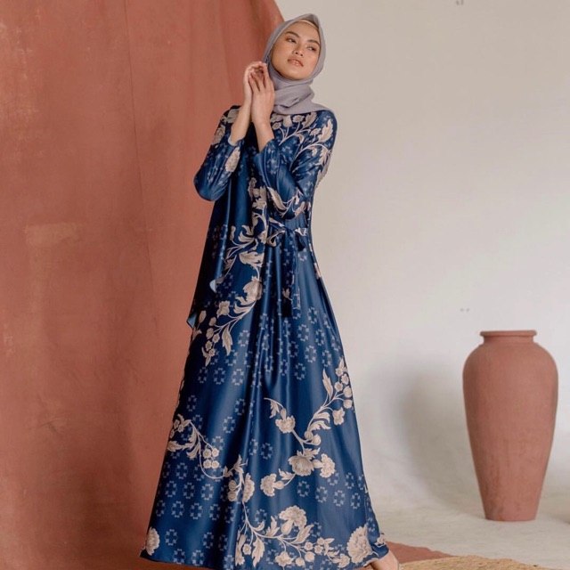 Gaharu Dress Wearing Klamby