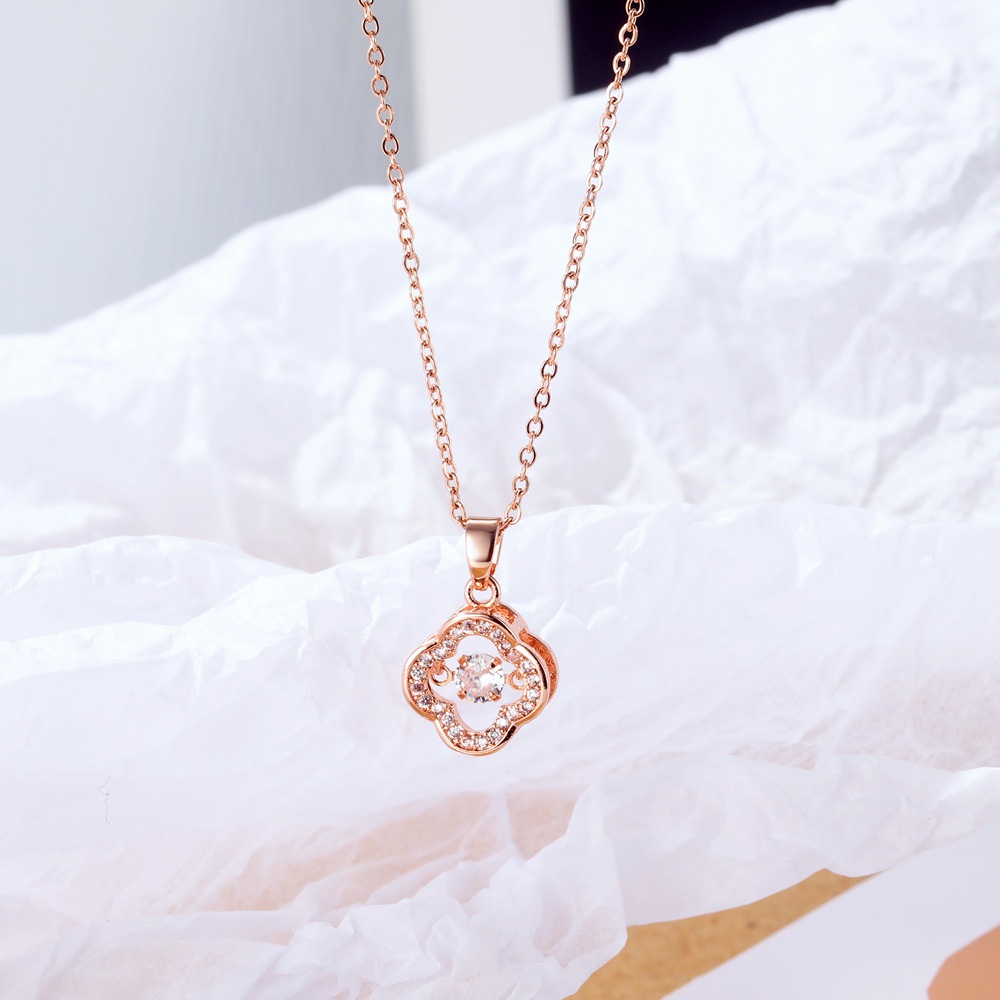 Dalika Kalung Titanium Premium Collection Clover Diamond Lapis Emas 18K