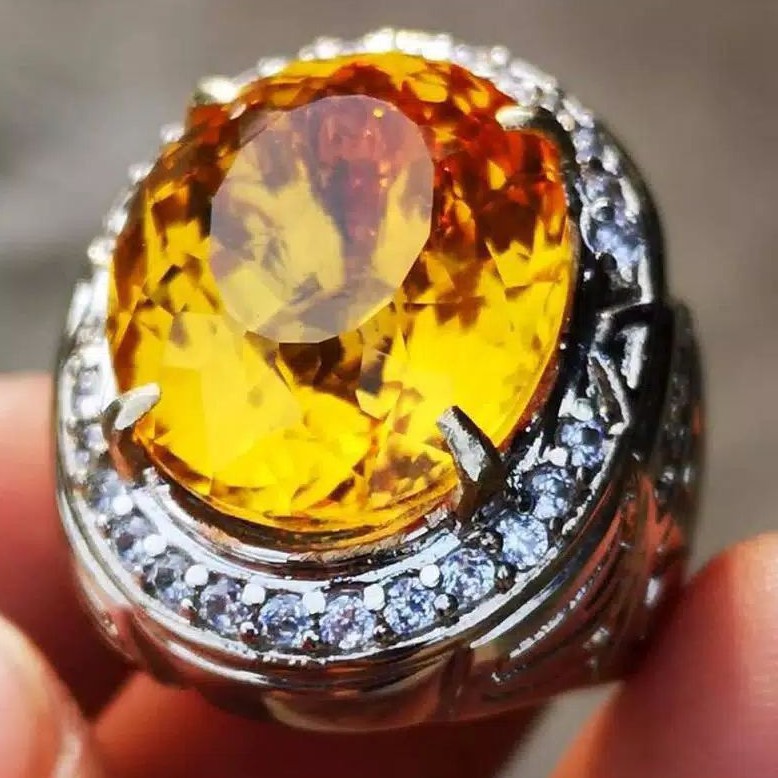 Cincin yellow citrine cutting diamond.