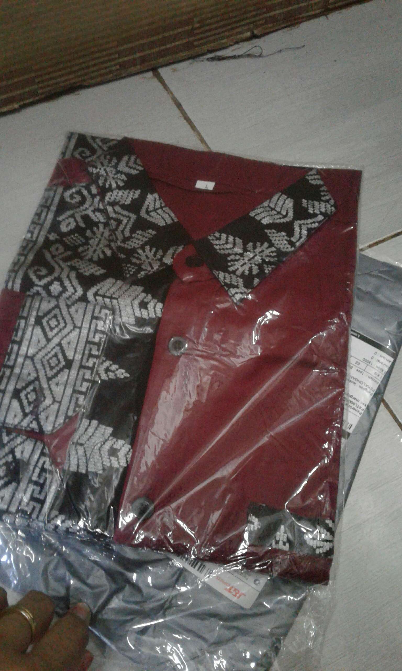 Baju Batik Pria Lengan Panjang Kombinasi Polos Warna Merah Marun