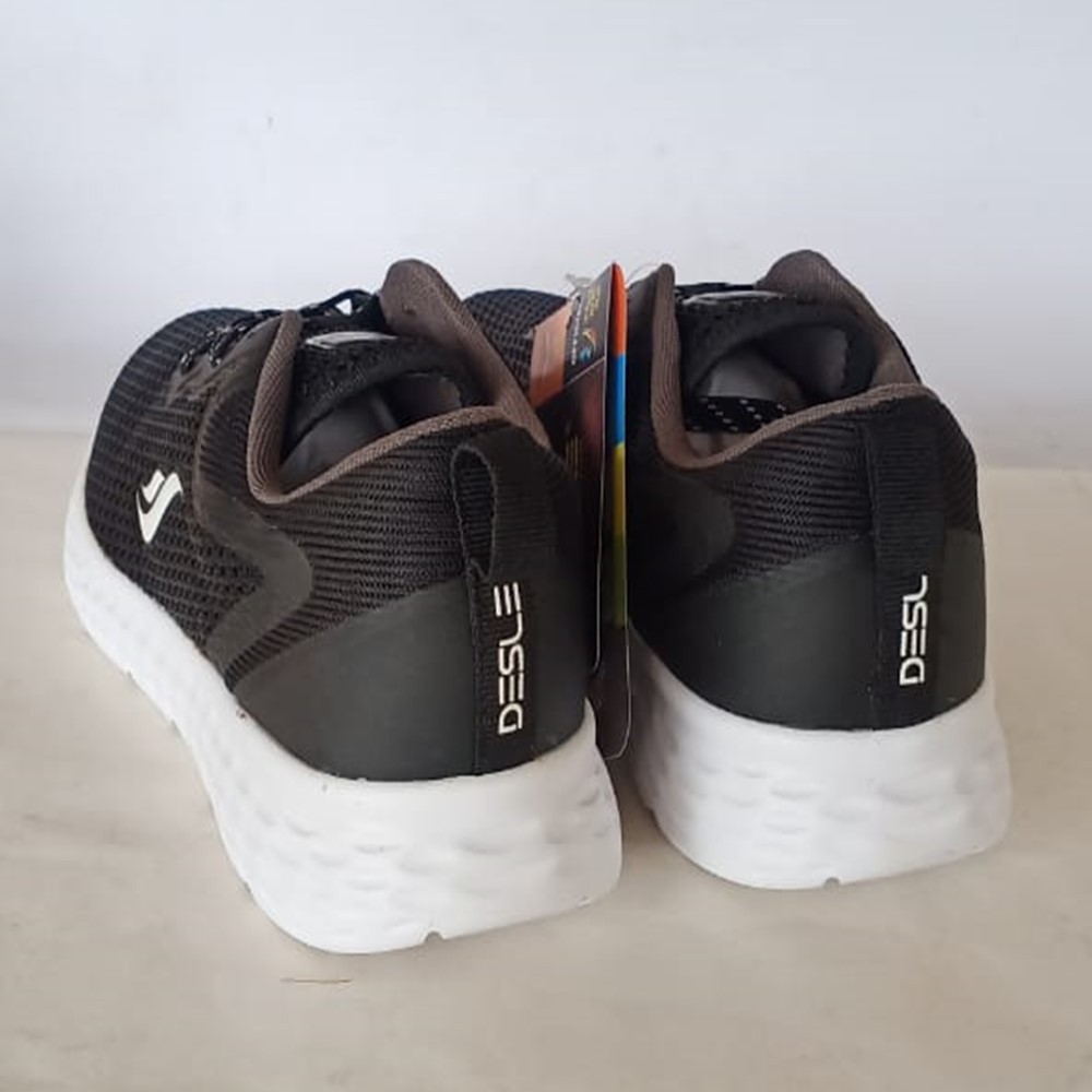 Sepatu Sneakers Pria Desle Tom Charles Hitam