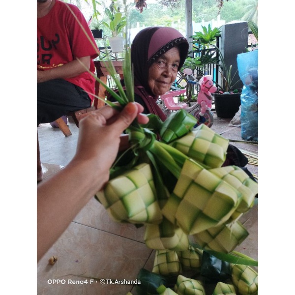

cangkang ketupat / ketupat kosong tinggal isi