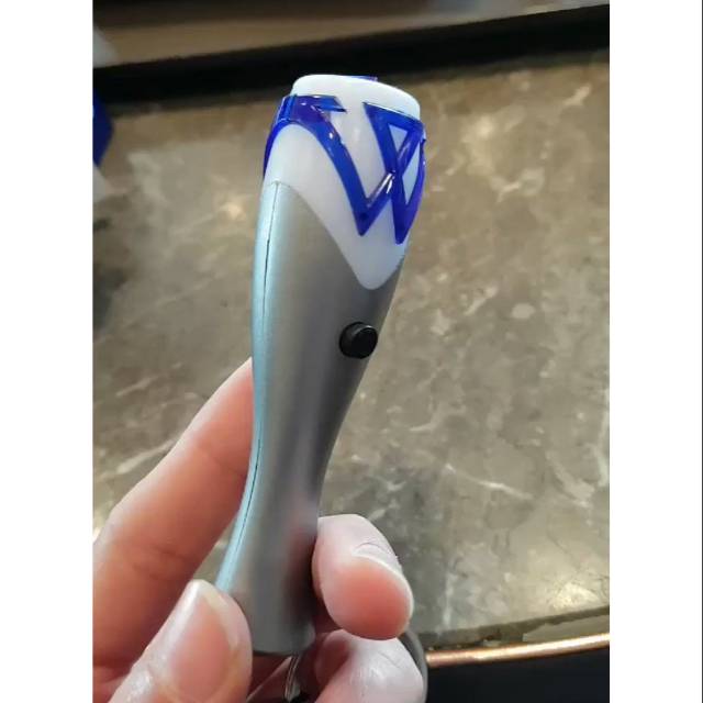 [READY] WINNER OFFICIAL LIGHTSTICK KEYRING