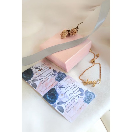 

Box, pita, kartu ucapan (tidak termasuk gelang)