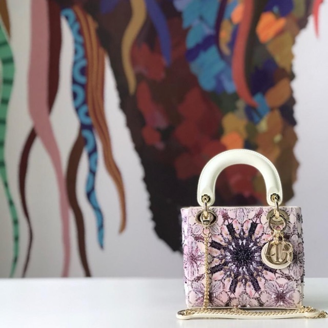 LADY DIOR  EMBROIDERED SIZE 17 CM Rp 3.650.000 INCLUDE BOX MIRROR QUALITY GRADE AAA