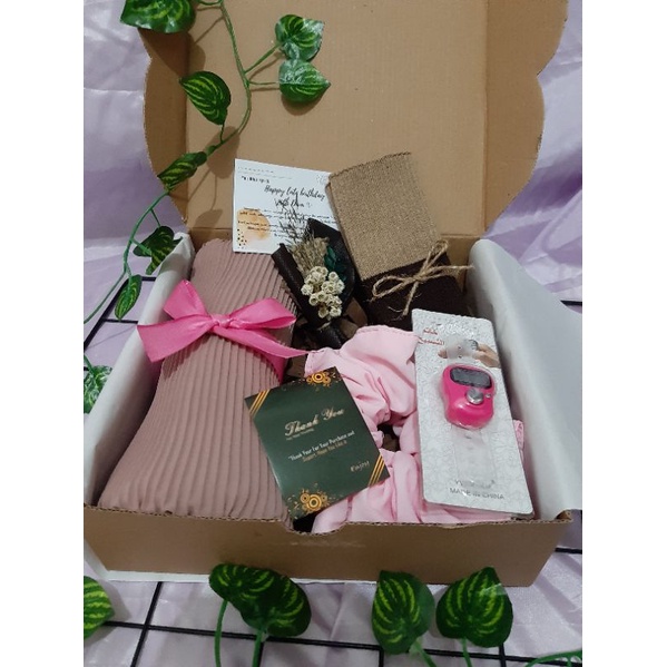 

Hampers Cewek Hijab Pashmina Plisket Premium
