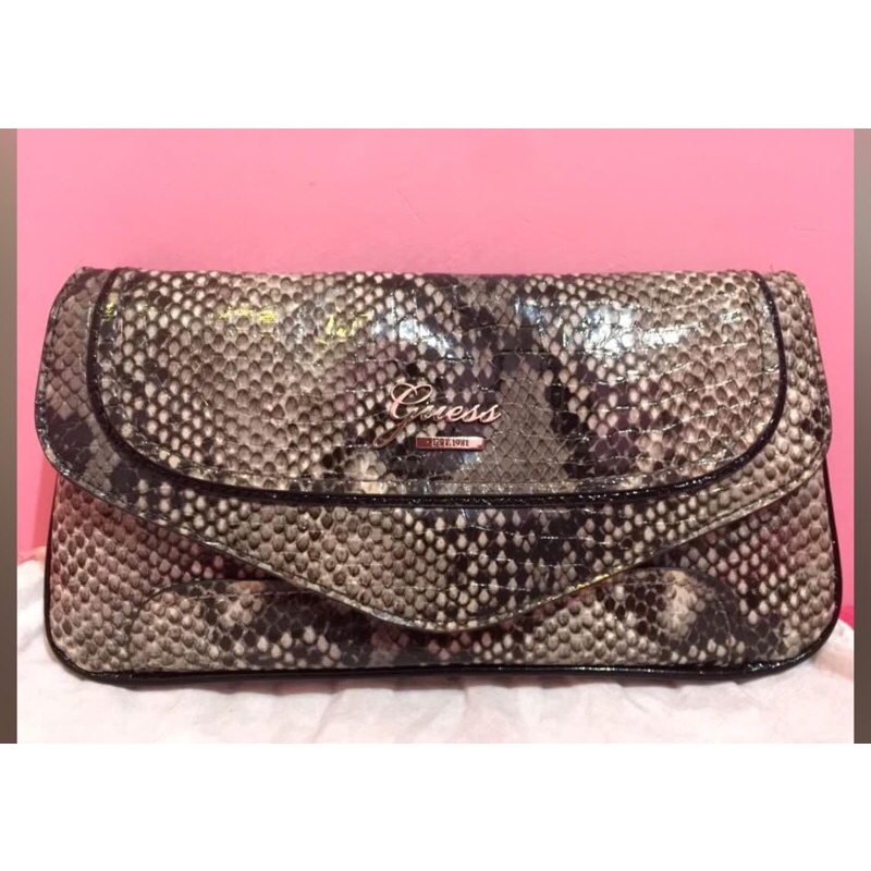 Guess Clutch / Tas Tangan Motif Kulit Ular