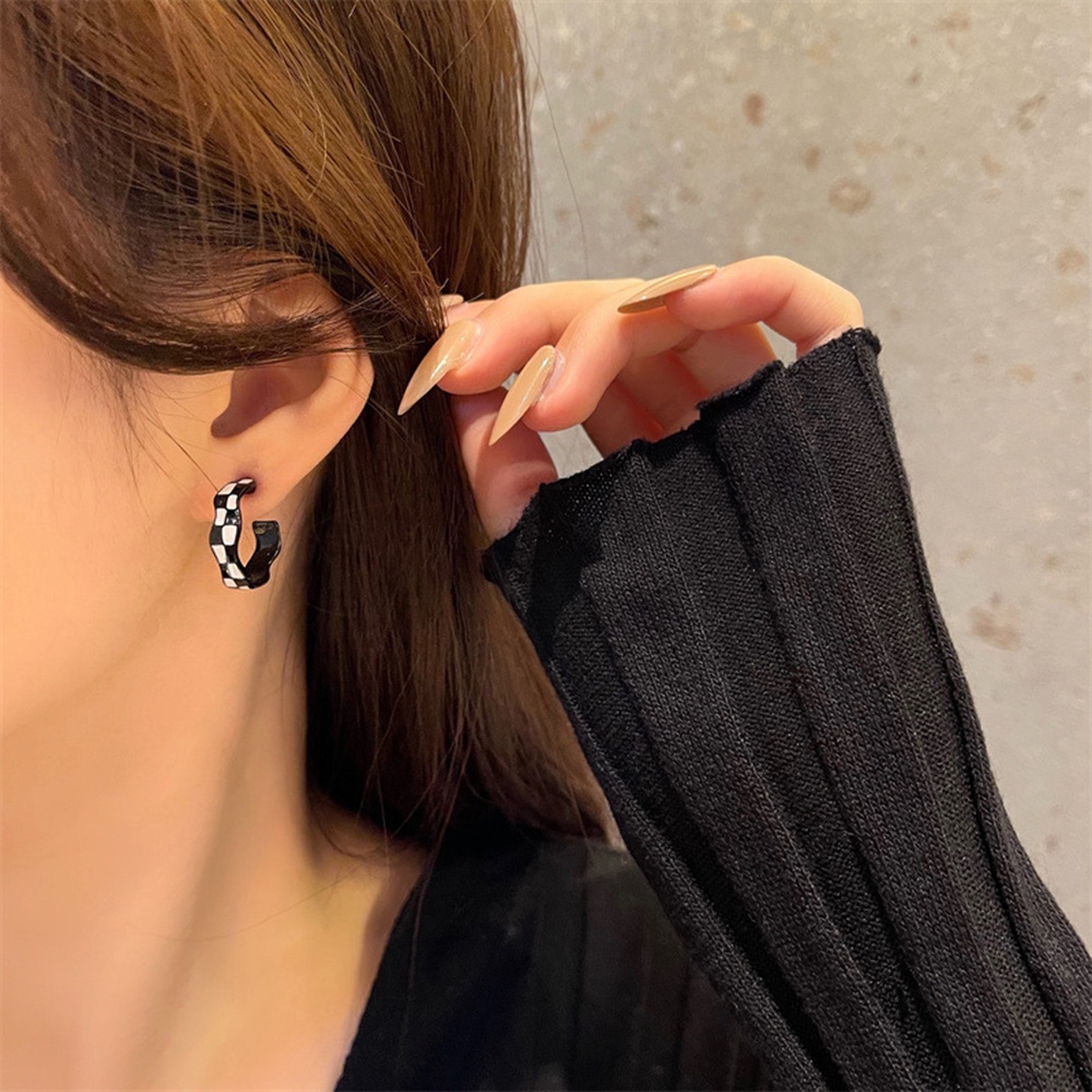 【COD Tangding】Anting Stud Desain Papan Catur Hitam Putih Tidak Teratur