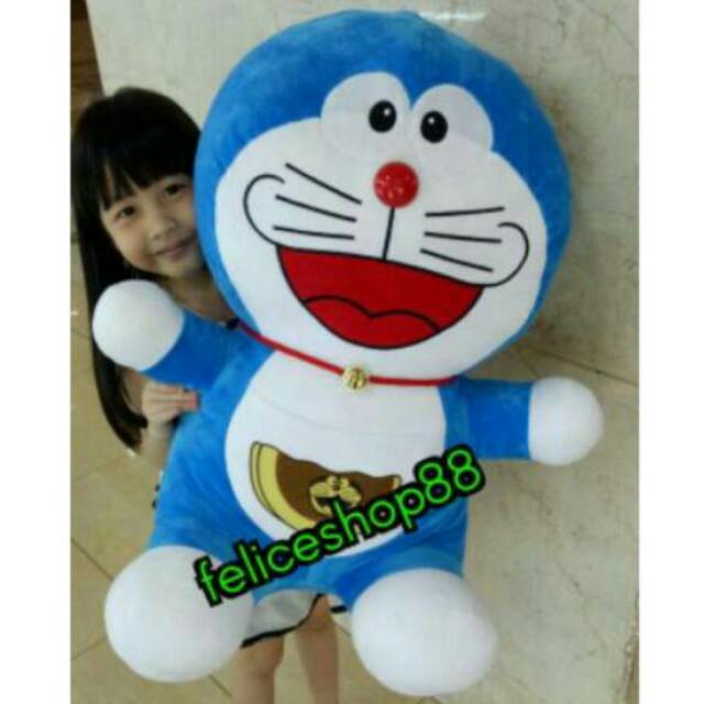 Boneka doraemon besar